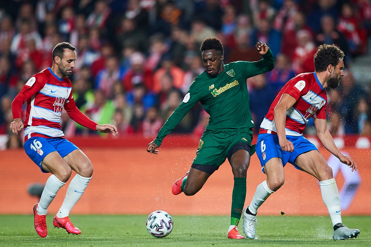 Díaz puso en peligro su portería al tratar de sacar un balón del área chica.