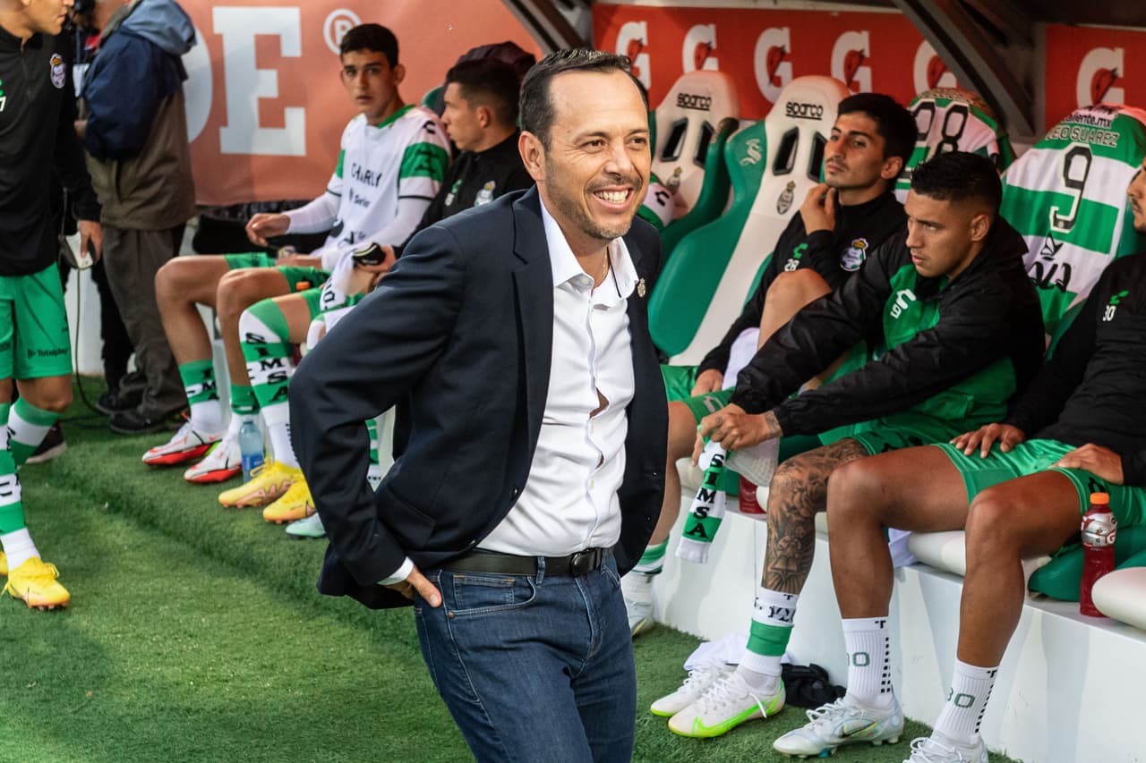 "Soy un entrenador que está buscando consolidar su proyecto en Santos"