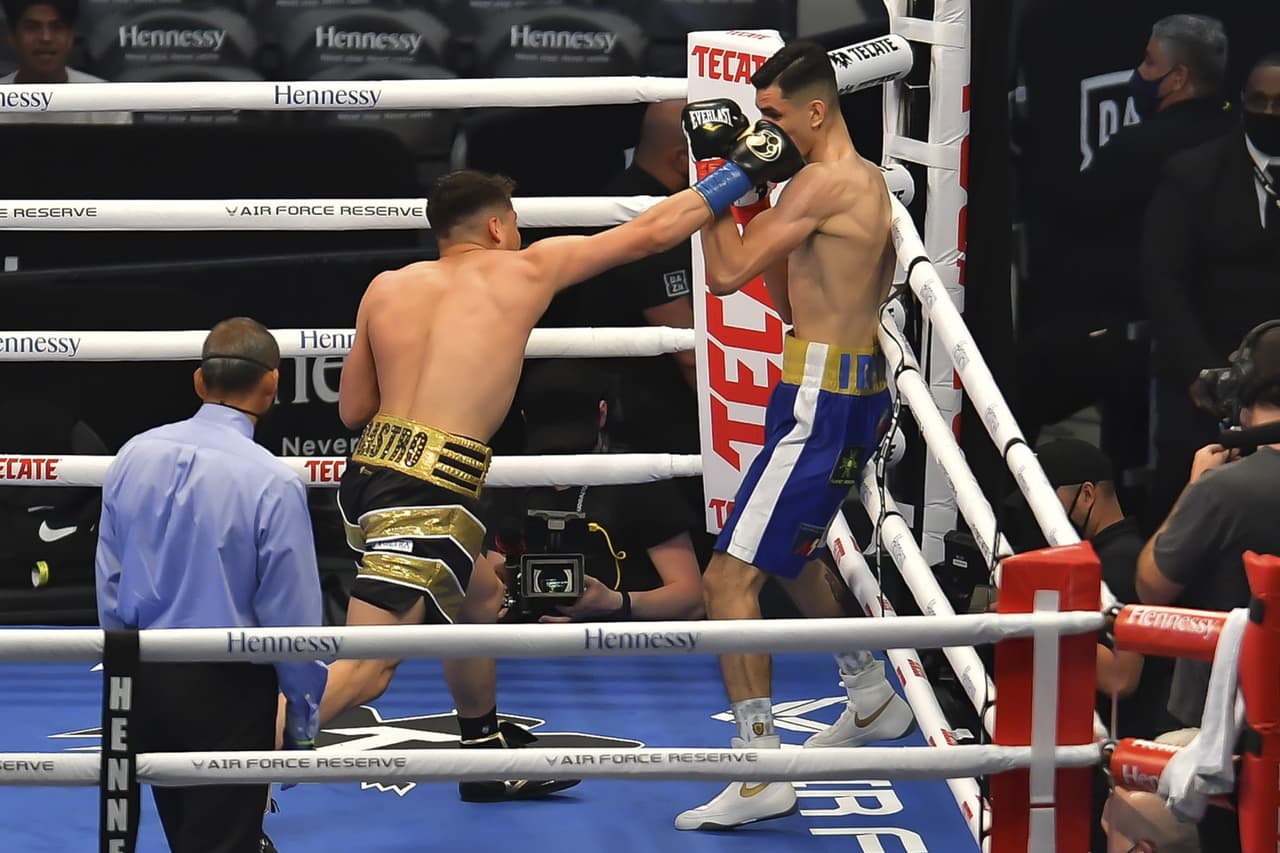 Aficionados disfrutan de las peleas previas al evento estelar entre Saú el 'Canelo' Álvarez y Billy Joe Saunders.