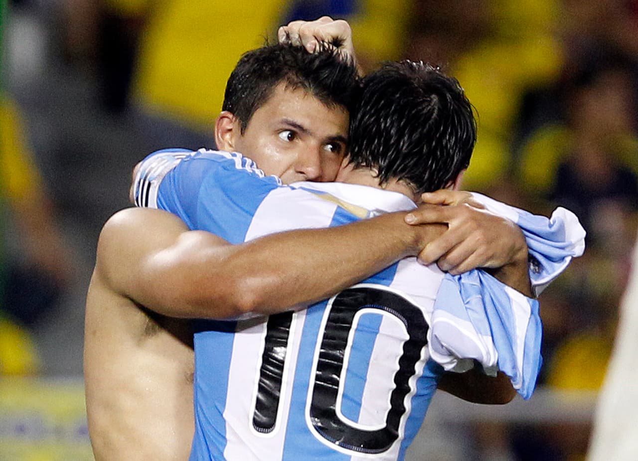 La plática terminó entre risas pero con la nostalgia de que este año no van a poder pasar su cumpleaños juntos, como normalmente lo hacen por culpa del coronavirus. Messi se fue a dormir y Agüero se puso a jugar GTA.