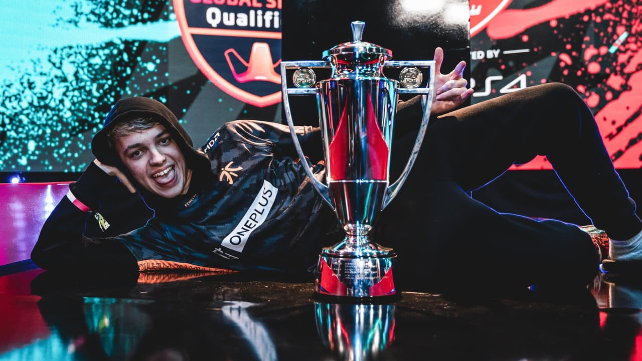 Tekkz conquistó nada menos que siete títulos la campaña pasada en el FIFA 19. La gran estrella adolescente conserva su formidable estado de forma en el FIFA 20, y se adjudicó la primera Copa FUT Champions de la temporada. Uno de los siete trofeos que ganó el jugador inglés el año pasado fue la eClub World Cup, y lo hizo con el equipo KiNG Sports, donde formó tándem con ‘Nicolas99fc’.