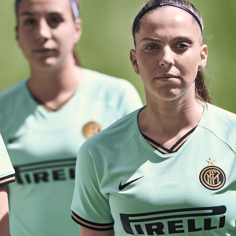 La segunda equipación del Inter de Milán para la siguiente temporada será verde, aunque no un verde común sino aguamarino. La marca y el equipo informaron que se trata de un homenaje a la belleza y elegancia de la ciudad, además de los asientos en el San Siro.