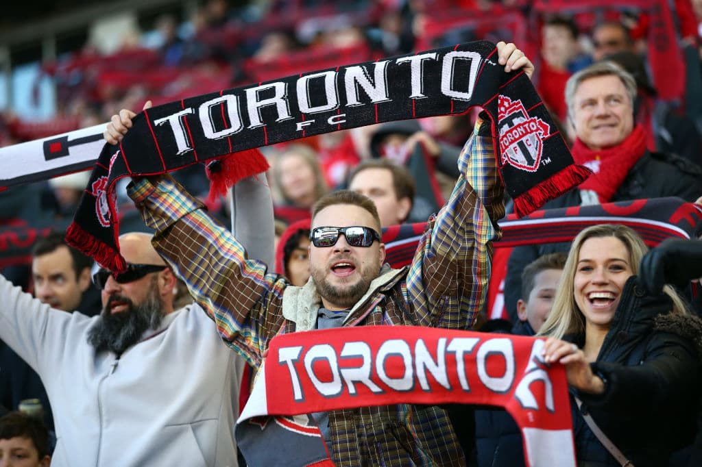 Los fans del Toronto también se dan cita en el estadio para apoyar a su equipo, pese el clima que aún no es el más cálido.