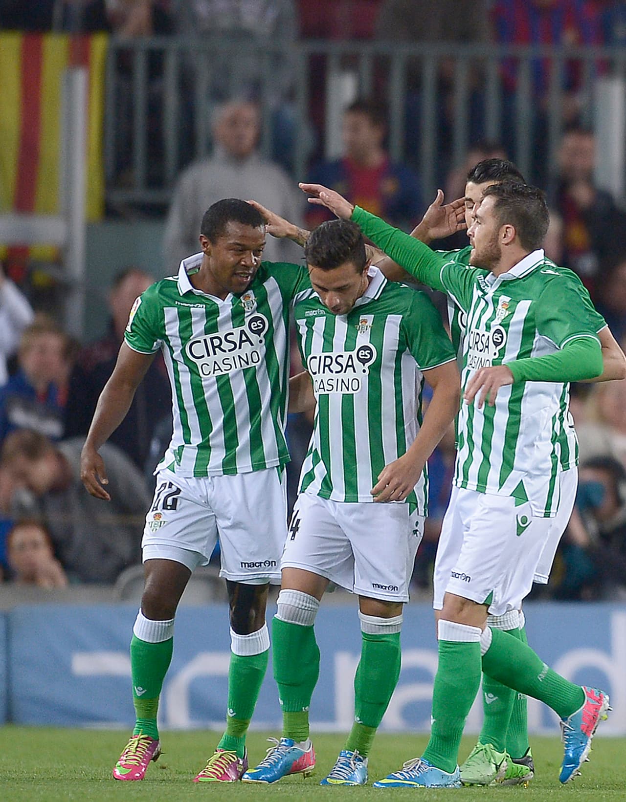 En el 2012 llegó Dorlan Pabón al Real Betis a préstamo desde el Parma. Marcó ocho goles en 17 partidos, pero el equipo andaluz no pudo pagar su ficha. Regresó comprado por el Valencia en el 2013, pero su rendimiento no fue el mismo.