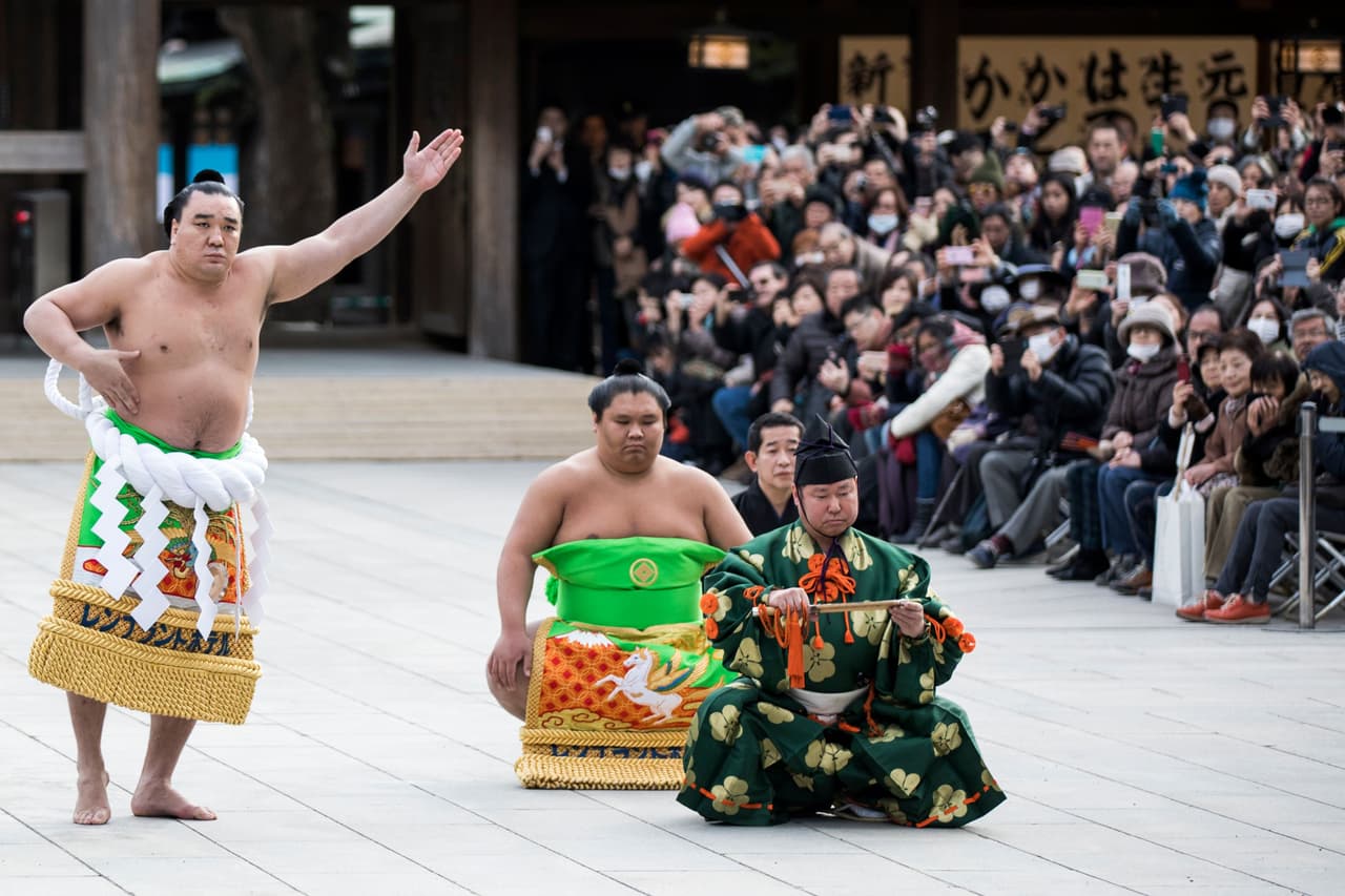 Tres grandes luchadores hicieron parte del ritual anual de Año Nuevo en el templo Meiji en Tokio (Japón), en una tradición de ese país.