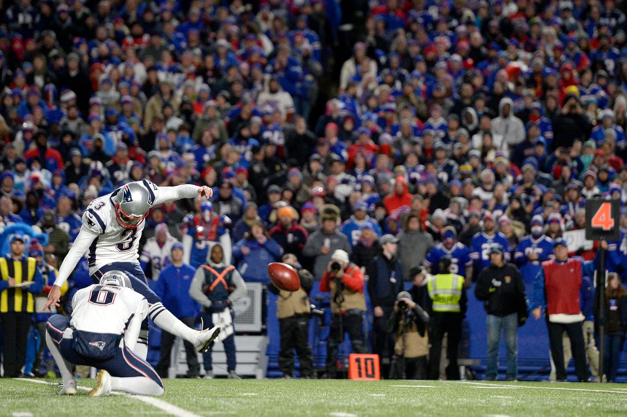 Stephen Gostkowski abrió el marcador con un gol de campo de 25 yardas para los Pats. Patearía otros tres, de 40, 38, y 47 yardas para sumar 12 puntos en este desabrido encuentro.