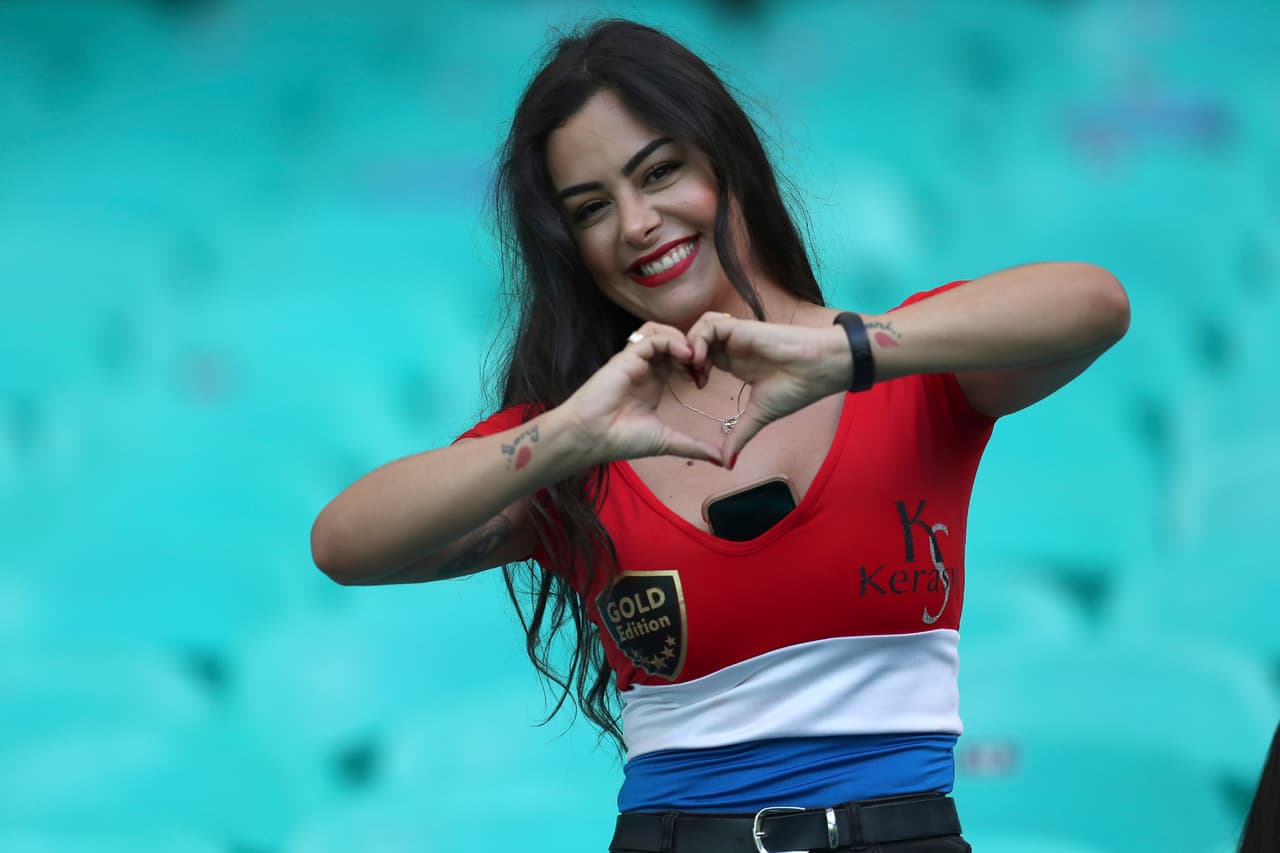 Colombia y Paraguay mostraron lo mejor de su arsenal de fanáticos, incluida la modelo guaraní Larissa Riquelme, en el choque de la tercera jornada del Grupo B de la Copa América en el Estadio Arena Fonte Nova de Salvador.