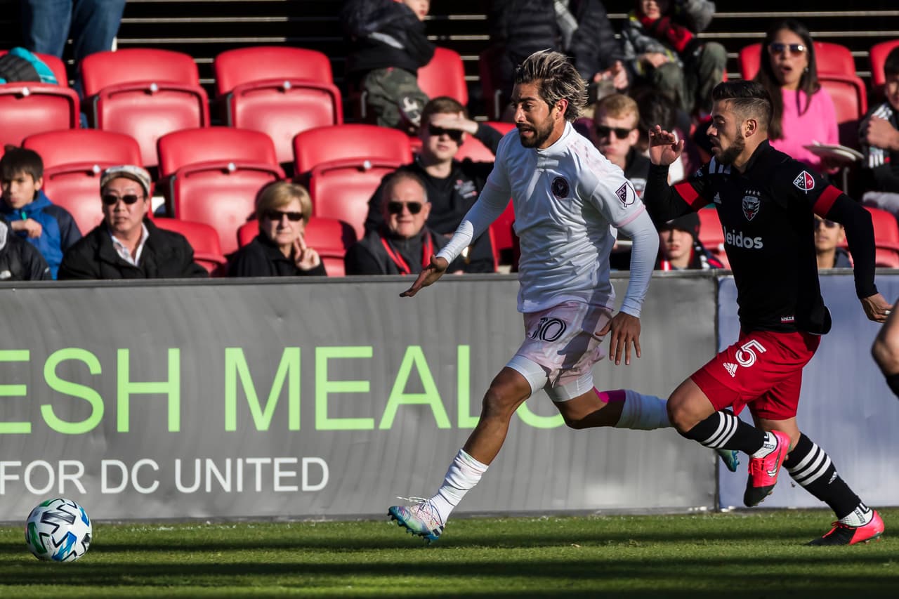 ¡Adiós, Junior Moreno! Rodolfo Pizarro se come la banda a velocidad y manda un centro peligroso que no culmina en la red.