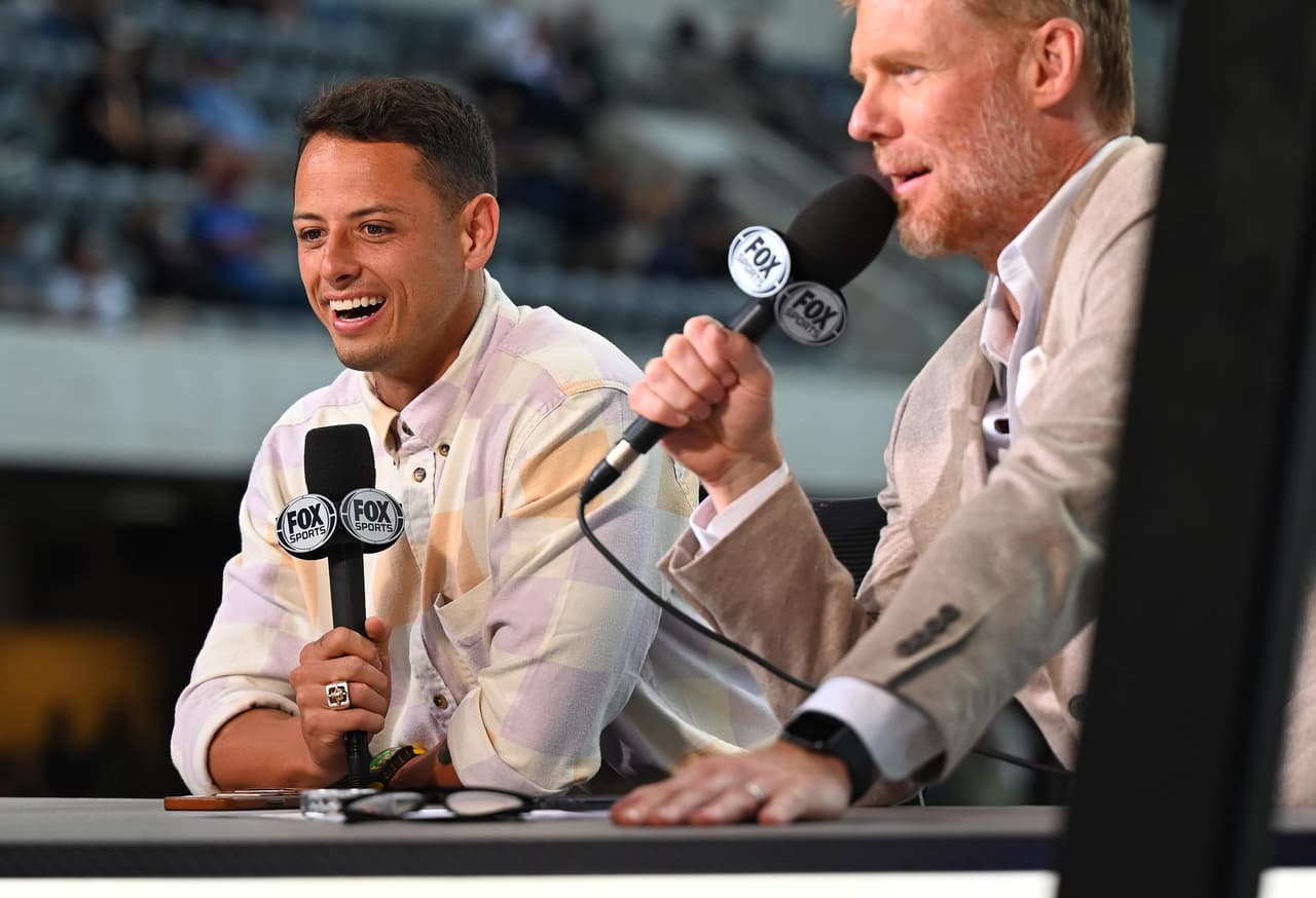El delantero de LA Galaxy compartió algunos momentos en el set que FOX montó en el Banc of California Stadium.
<br>