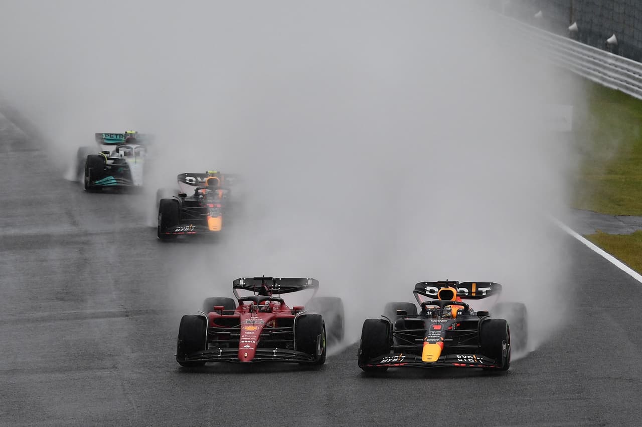 La fuerte lluvia hizo de las suyas en el circuito de Suzuka correspondiente al Gran Premio de Japón, lo que obligó a aplazar la carrera luego de apenas tres vueltas recorridas sin que haya un estimado de tiempo para reanudar la carrera.