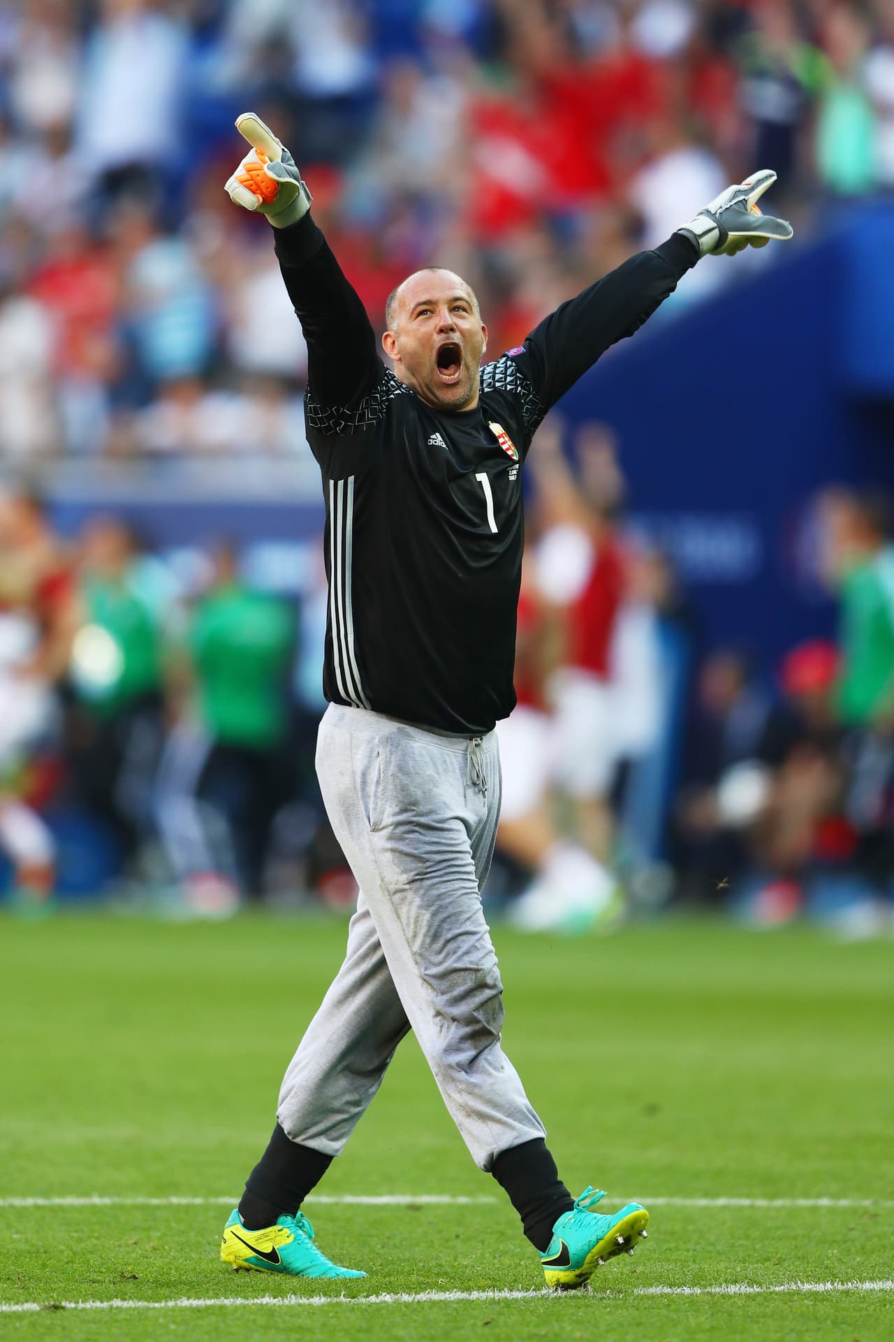 Con más de 25 años de carrera,
<b>Kiraly continúa en activo. Se retiró de la selección de Hungría con 40 años, labrando el récord al futbolista más longevo de la escuadra 'magyar'.</b>