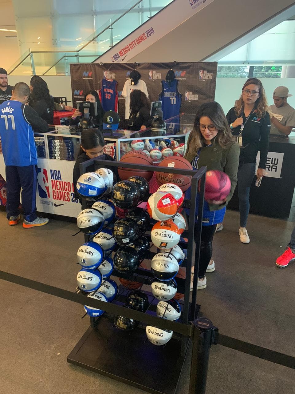 Con diversas actividades dentro de la Arena México, la afición ya calienta para el juego entre Pistons y Mavericks.