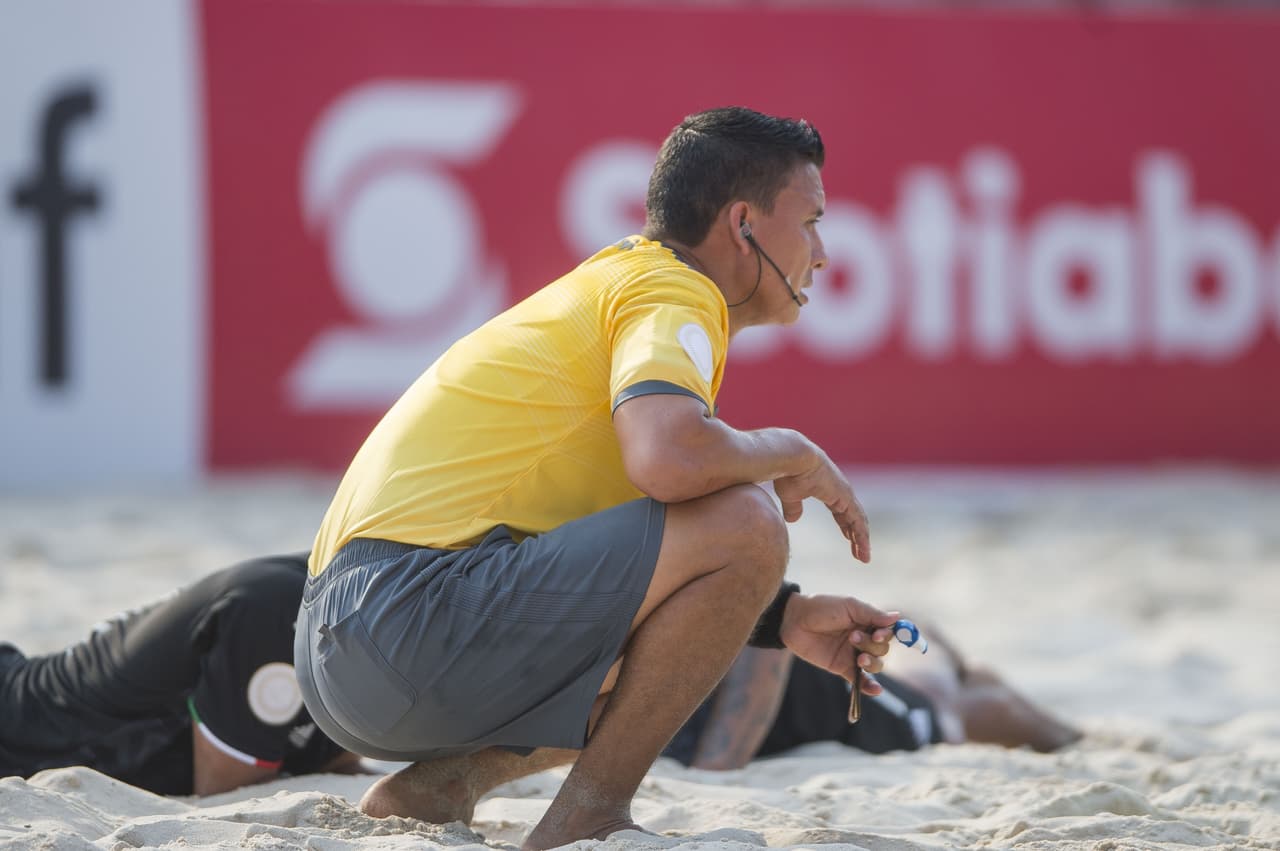 Los jugadores y el árbitro solo podían protegerse agachándose y cubriéndose de arena ante el inesperado paso de las abejas.