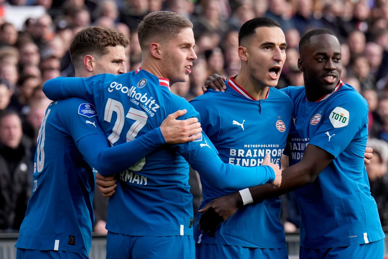 PSV supera a Feyenoord y Ajax golea a Cambuur a domicilio.