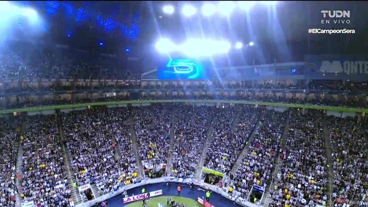 Arranca el partido y la pelota está en juego.