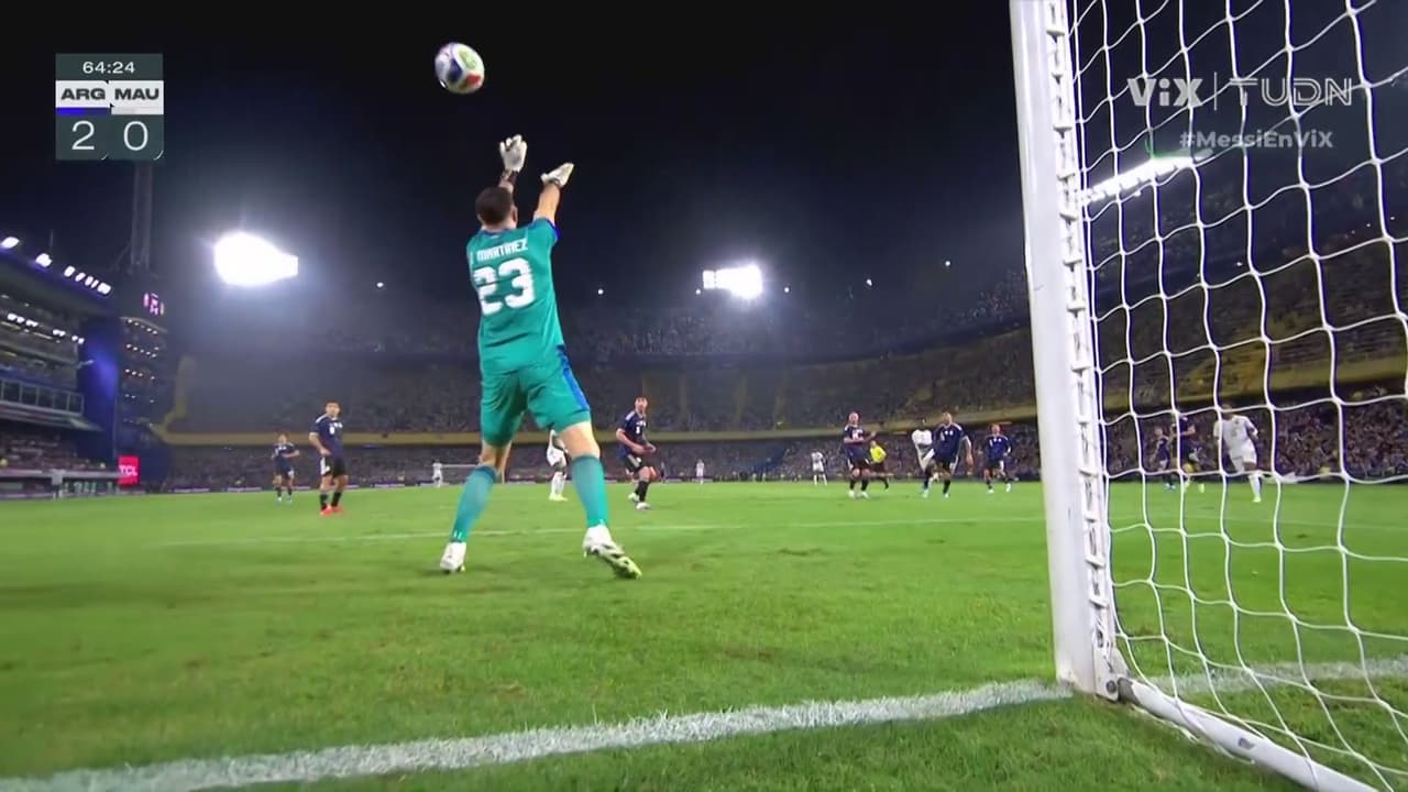 ¡Ataque africano! El Dibu tiene que emplearse a fondo ante el disparo potente