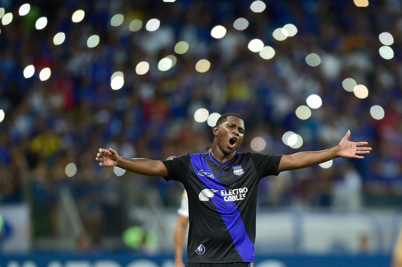 Como Joao Rojas y Ángel Mena, Brayan Angulo la rompió en el Emelec. Pero él no es extremo, sino más bien nueve de área.