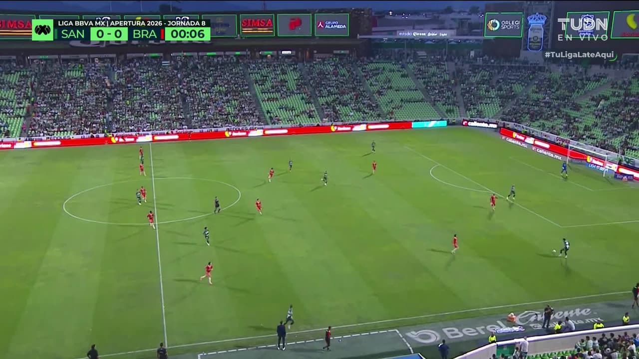 Arranca el partido y la pelota está en juego.