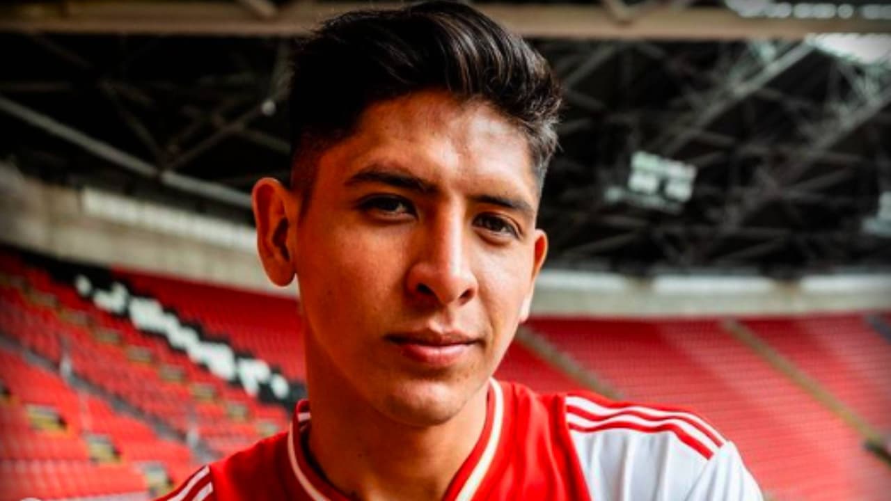 Edson Álvarez presenta el nuevo uniforme del Ajax