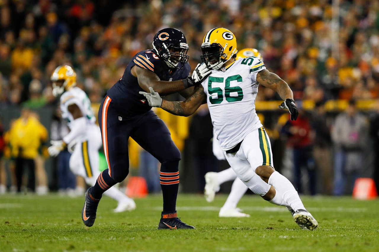 <b>41 OLB - <a href="http://www.univision.com/deportes/futbol-americano/national-football-league/julius-peppers-bienvenido-de-nuevo-a-los-carolina-panthers-video" target="_blank">JULIUS PEPPERS</a>: </b>
<i>FIRMADO POR</i>
<b> CAROLINA PANTHERS</b>
<br>Peppers ha conseguido al menos siete sacos en 14 de 15 temporadas de la NFL, una marca increíble de consistencia. ¿Regresará a Carolina para cerrar una carrera en el Salón de la Fama?