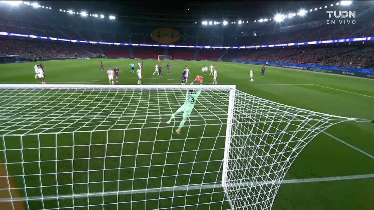 ¡Cerca el Barcelona! Gerard Martín saca un disparo peligroso que el arquero logra atajar