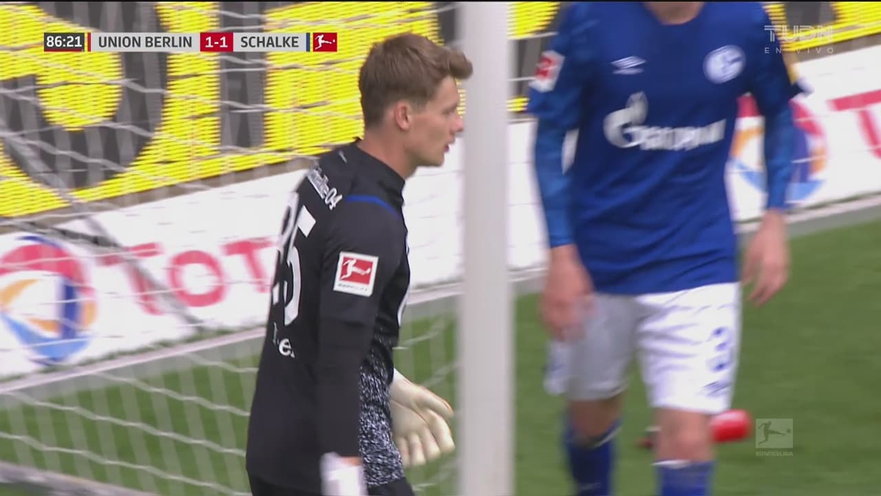 ¡Alexander Nübel ya es el héroe! El arquero aguanta un fuerte disparo y con el pecho evita el gol