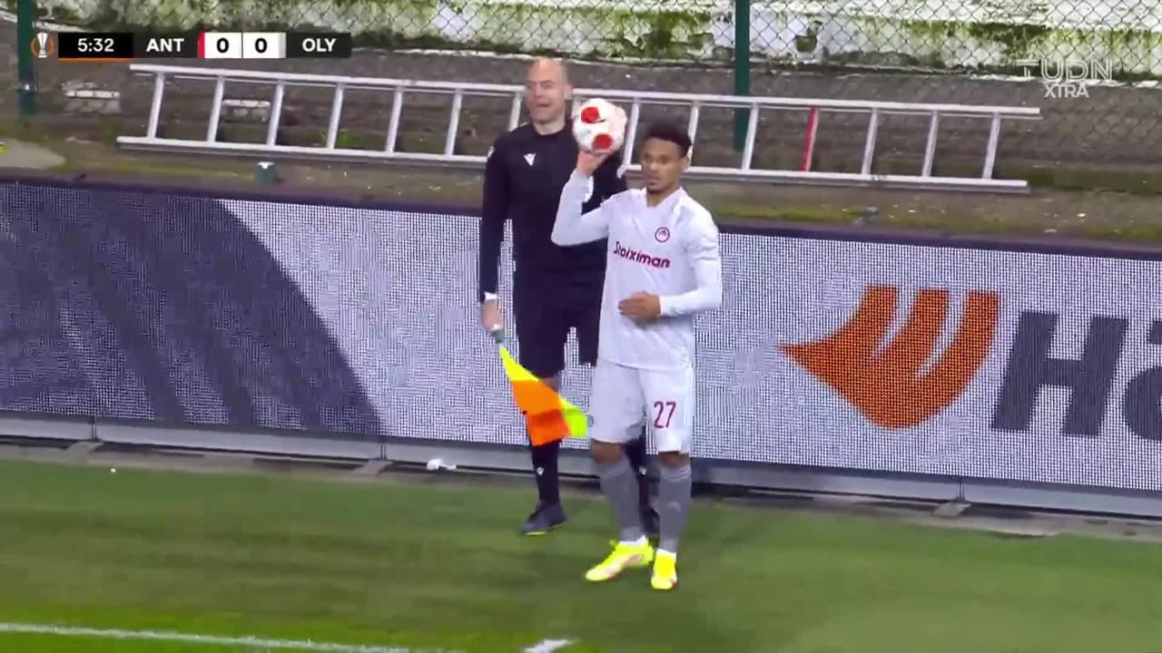 ¡GOL!  anota para Royal Antwerp. Michel Balikwisha