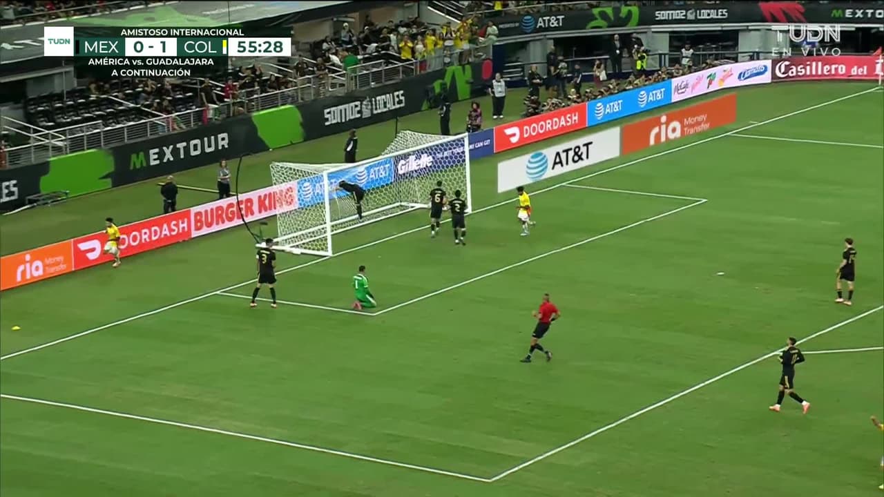 ¡GOL!  anota para Colombia. Luis Díaz