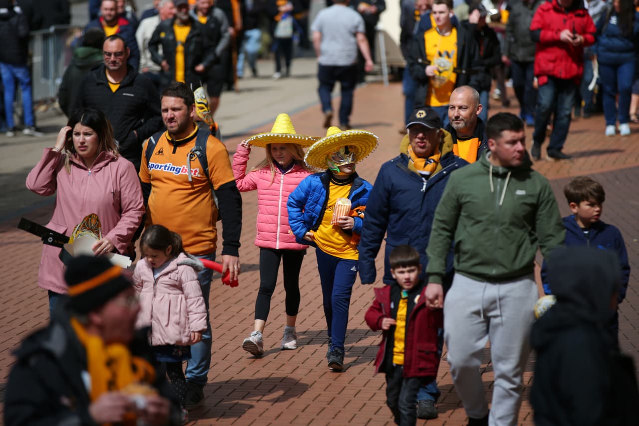 Después de la visita de Sin Cara a Raúl Jiménez, este viernes, los fanáticos de los Wolves llegaron al Molineux este sábado con máscaras del luchador y prendas típicas mexicanas que montaron un colorido ambiente para enfrentar al Fulham en la Premier League.