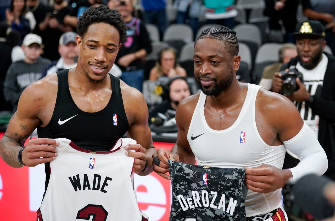 El guardia del Miami Heat Dwyane Wade sigue en su tour de despedida y esta noche la parada fue ante los San Antonio Spurs. Aquí posa conDeMar DeRozan luego de que intercambiaran su jersey. Esta noche hubo nueve juegos en la NBA y tenemos los pormenores.