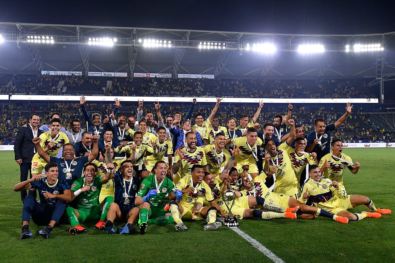 Así fueron los festejos del América luego de su angustiosa pero merecida victoria en penaltis para definir al Campeón de Campeones de la Liga MX ante Tigres en Carson, California. Agustín Marchesín fue el héroe americanista al atajar varios penaltis y anotar el de la victoria para el equipo de Miguel Herrera. Vaya manera de celebrar por parte de los jugadores azulcremas.
