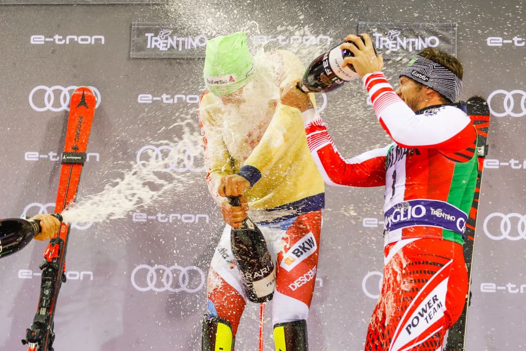 El suizo Daniel Yule fue quien se adjudicó el primer lugar de la prueba, mientras es bañado en champaña para festejar la gesta.