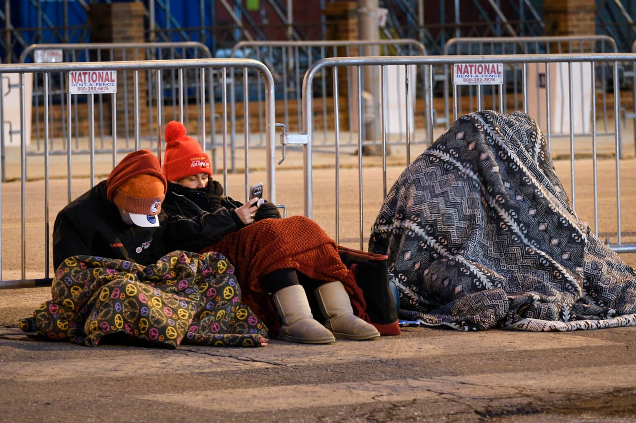 Las bajas temperaturas no detuvieron a los fanáticos que se reunieron en el centro de Kansas para admirar el trofeo que tardó 50 años en regresar a su ciudad.