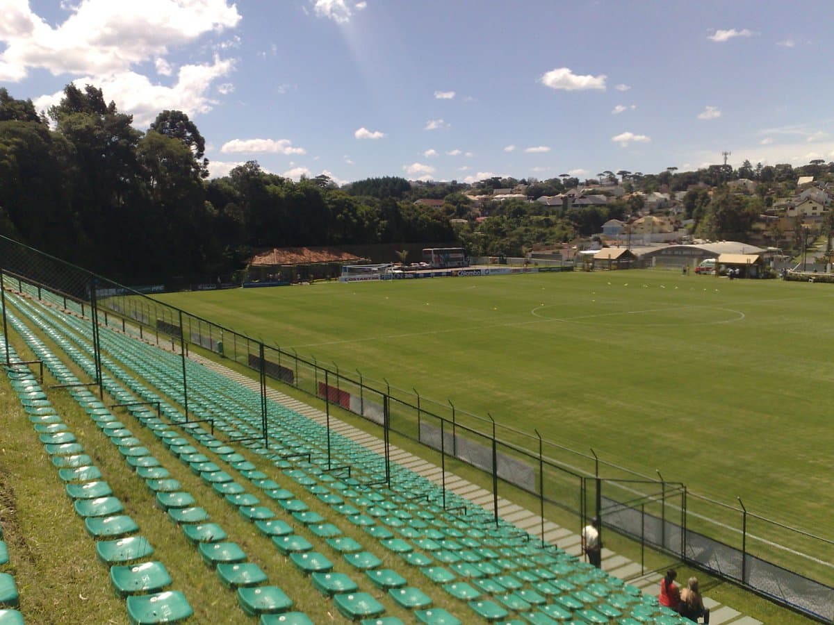 Estadio Janguito Malucelli (Brasil) - Es el primer estadio construido con materiales sostenibles, de allí a su sobrenombre de eco-estadio. La primera bandeja de su tribuna es en césped con asientos empotrados.