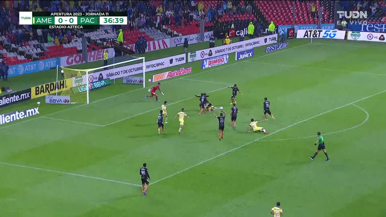 ¡TIRO ATAJADO! disparo por Álex Zendejas.