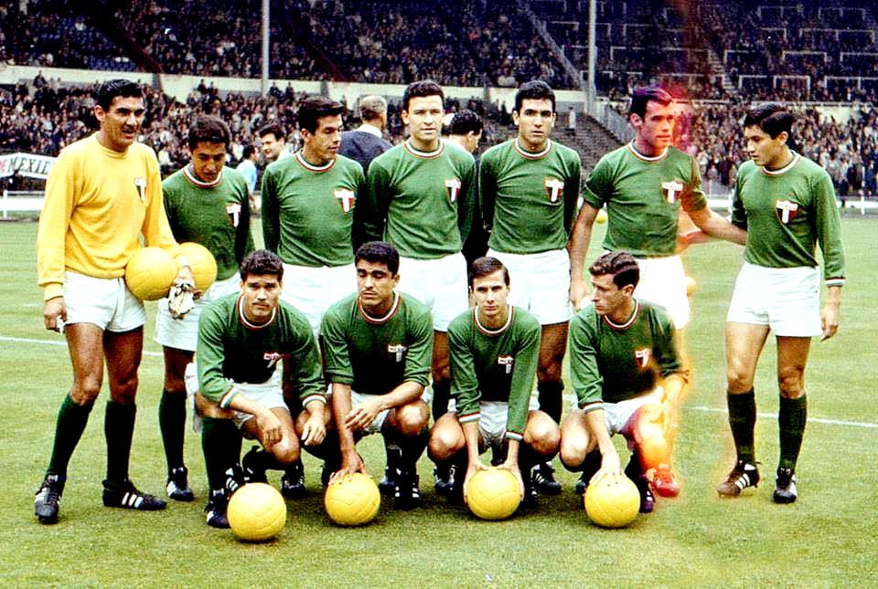 <b>Inglaterra 1966</b>
<br>
<b>México</b> mantuvo su diseño de camiseta sencilla verde, pero con mangas largas. En Inglaterra logró dos empates, frente a Francia y Uruguay. Su derrota contra los ingleses no le permitió seguir en competencia. 
<br>