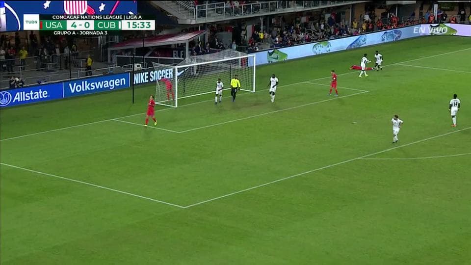 Tiro desviado de Jordan Morris