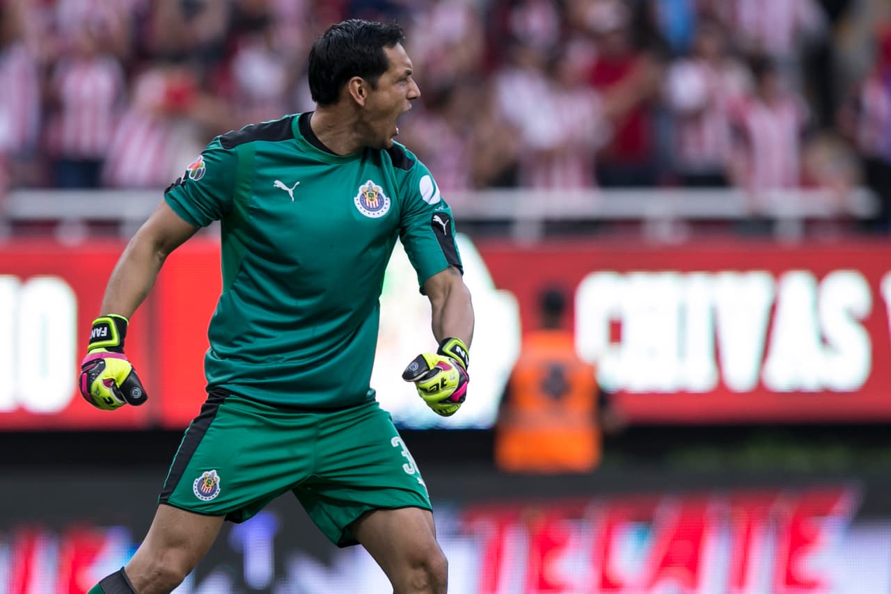 ZAPOPAN, MEXICO - MAY 21: Rodolfo Cota goalkeeper of Chivas celebrates after qualifying to the final after the semi final second leg match between Chivas and Toluca as part of the Torneo Clausura 2017 Liga MX at Chivas Diez Stadium on May 21, 2017 in Zapopan, Mexico. (Photo by Refugio Ruiz/LatinContent/Getty Images)