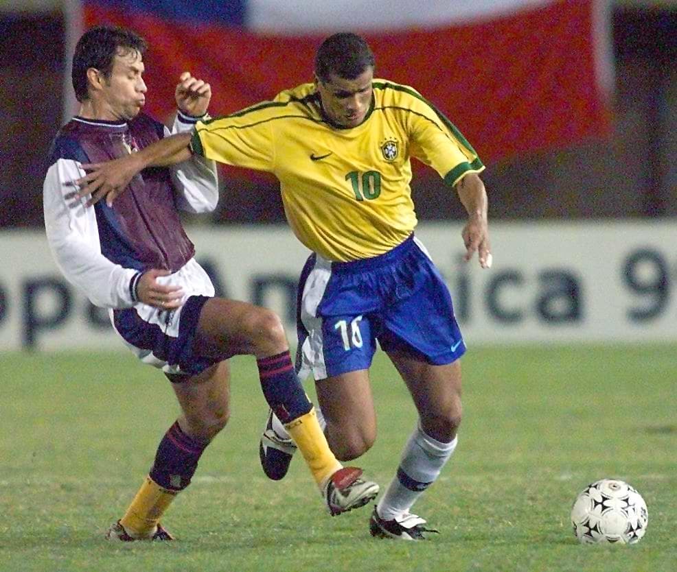 Rivaldo le dio un segundo Balón de Oro a Brasil y a la región luego de brillar con Barcelona de España y demostrar su capacidad goleadora, con tantos de factura espectacular. Obtuvo 219 votos frente a 154 del inglés David Beckham y 64 del ucraniano Adryv Shevchenko.