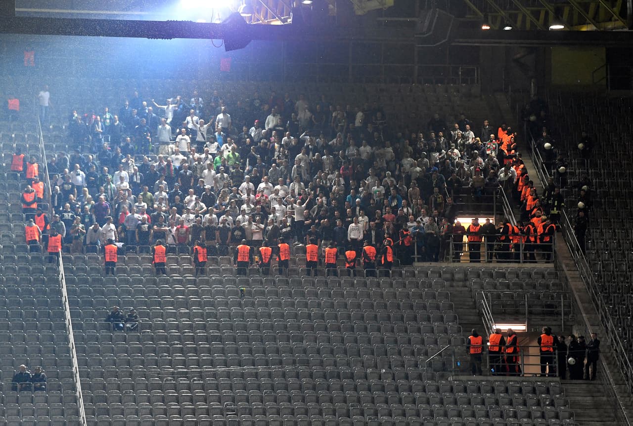 Los polacos anotaron en el segundo tiempo al minuto 57 y al 83 con lo que completaron cuatro goles en su visita a Alemania. A pesar de la goleada en contra, entre los 60 mil espectadores hubo hinchas del Legia festejando por su equipo.