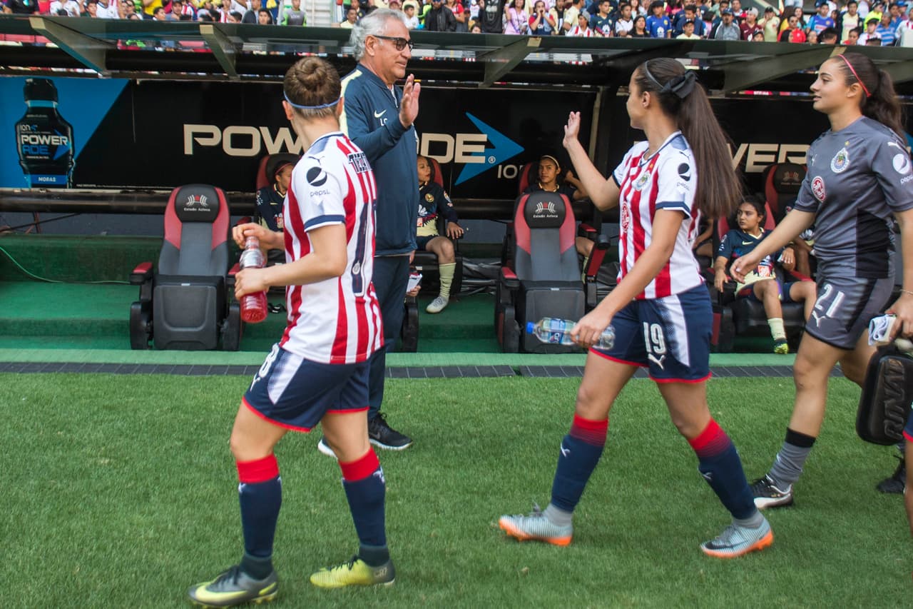El Clásico Nacional femenil estuvo lleno de detalles de deportivismo como el saludo del técnico de las Águilas, Leonardo Cuéllar, y las jugadoras de Chivas.