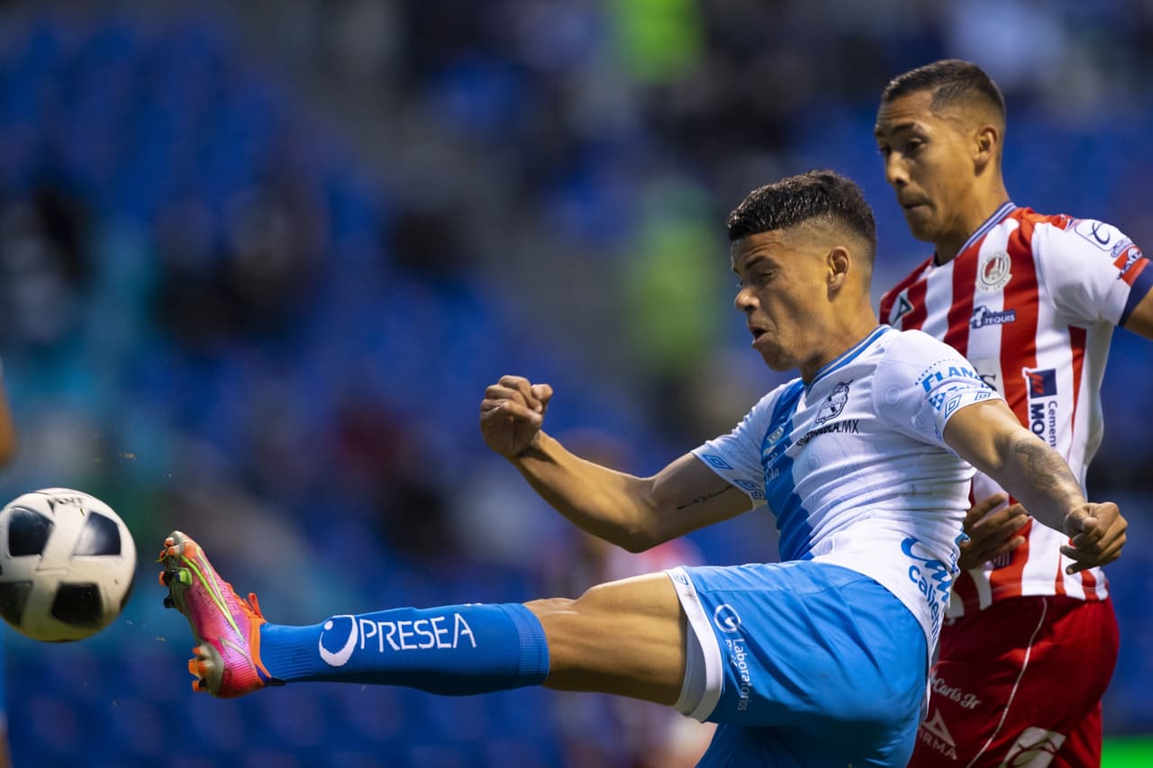 El partido tardó media hora para la primera jugada de peligro: Fideo asistió a Maxi Araújo, quien disparó de aire en el área, pero demasiado cruzado.