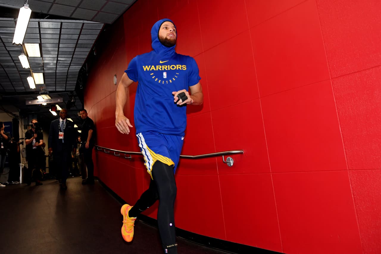 Los aficionados de los Raptors le dieron un toque muy especial a la previa del Juego 2 de las Finales de la NBA dentro y fuera de la Scotiabank Arena. Y dentro del recinto, los jugadores tanto de Toronto como de Golden State afinaban detalles con los calentamientos para estar listos a la hora del Tip-Off.