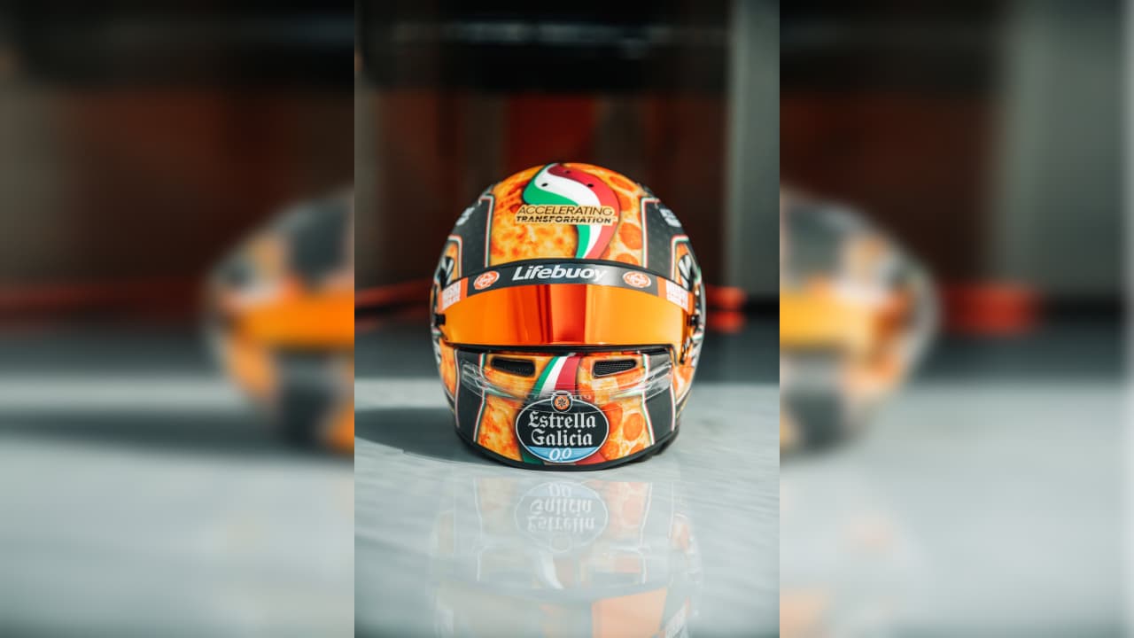 El piloto de McLaren dio a conocer un nuevo diseño en su casco y la pizza se adueña completamente de la equipación del inglés.