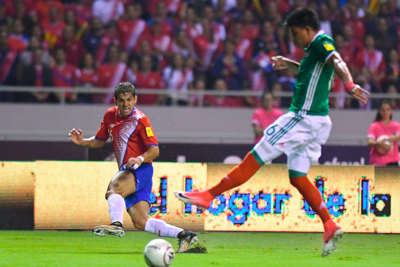 Jesús Gallardo tuvo poca ayuda de Giovani Dos Santos para enfrentar las subidas de Bryan Oviedo. 
<b>Sacó un 6, </b>porque casi no se mostró adelante.