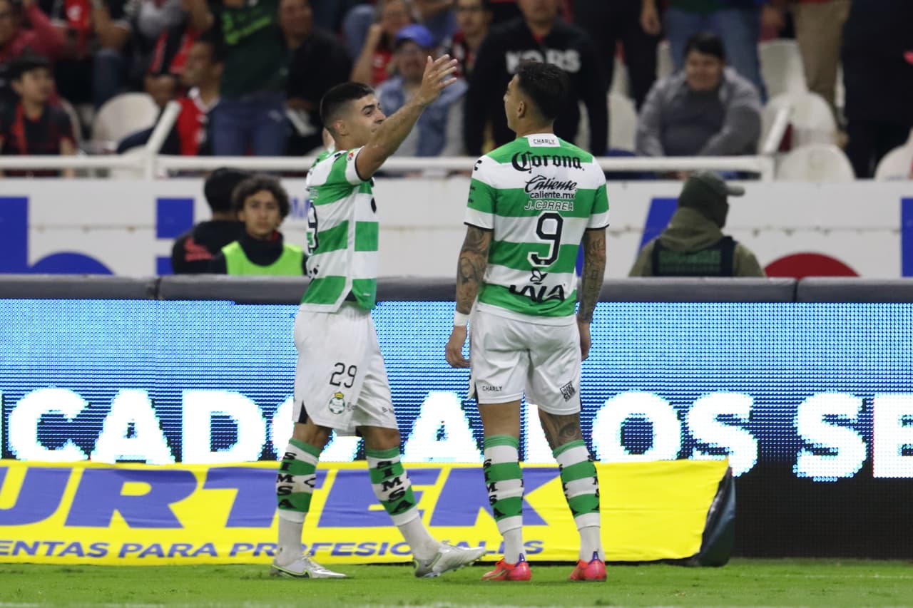 Julián Quiñones se vistió de héroe con Atlas para rescatar un punto ante Santos Laguna en el inicio de la Jornada 4 del Clausura 2023. Javier Correa adelantó a los Laguneros y Jonathan Herrera empató para los Rojinegros en la segunda mitad. Juan Brunetta echó a perder la fiesta de los locales, pero Quiñones daría el golpe final para llevarse el empate.