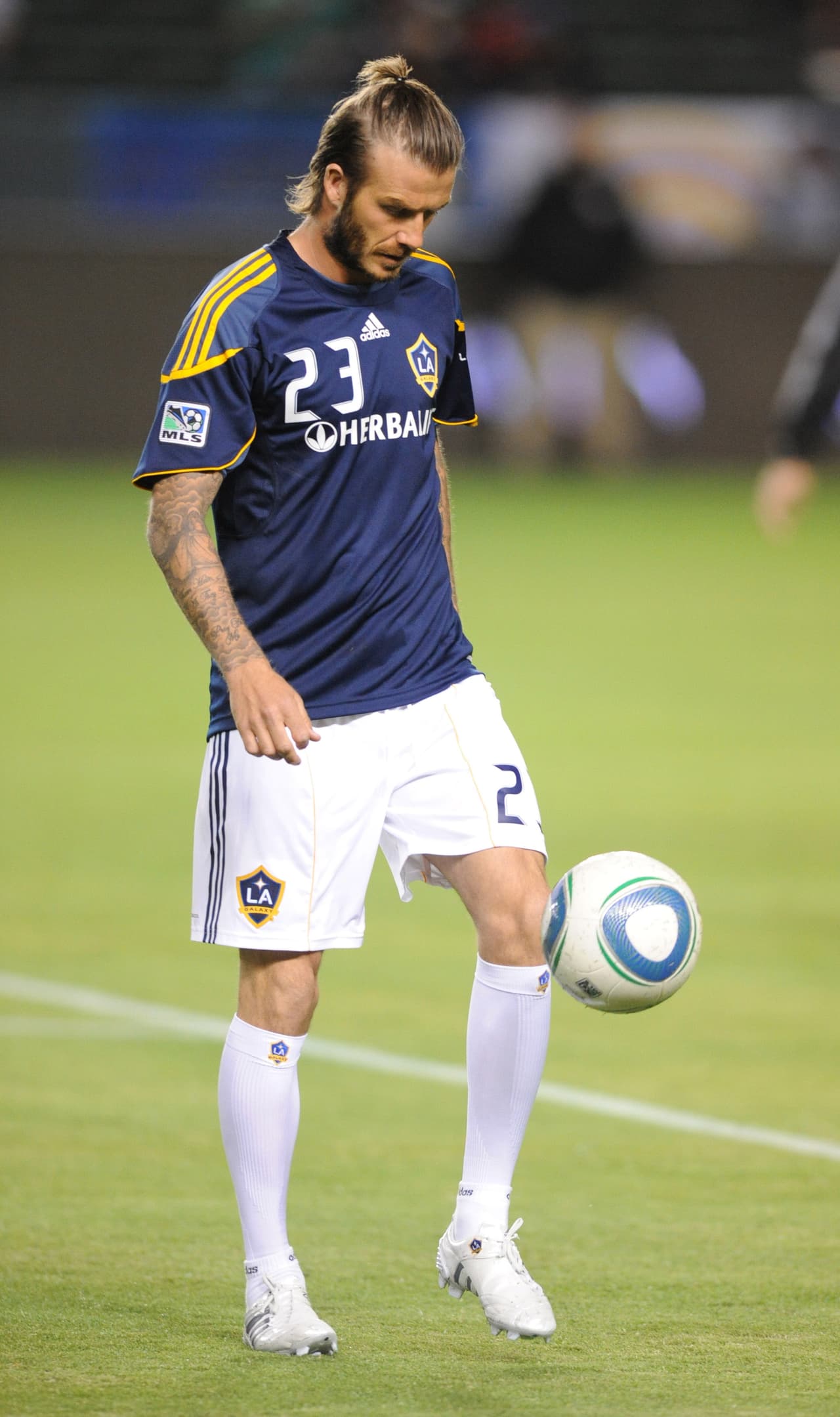 Para noviembre de aquel 2010. , Beckham había vuelto a la coleta por encima de la línea de las orejas, que fue tan popular durante su etapa con el Real Madrid.