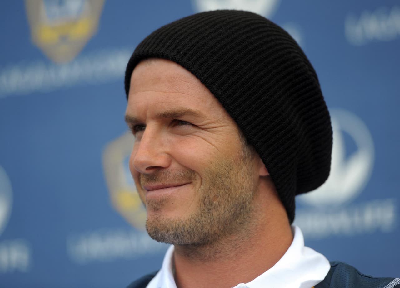 El inglés, siempre cuidadoso de su imagen, cubría su cabellera a pesar del calor de California.