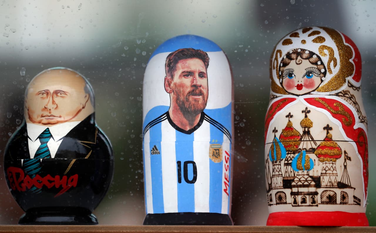 Tampoco faltan balones de fútbol, camisetas con el '10' del astro albiceleste, playeras argentinas y del Barcelona, entre otros objetos para celebrar al jugador ídolo del equipo pampero.
