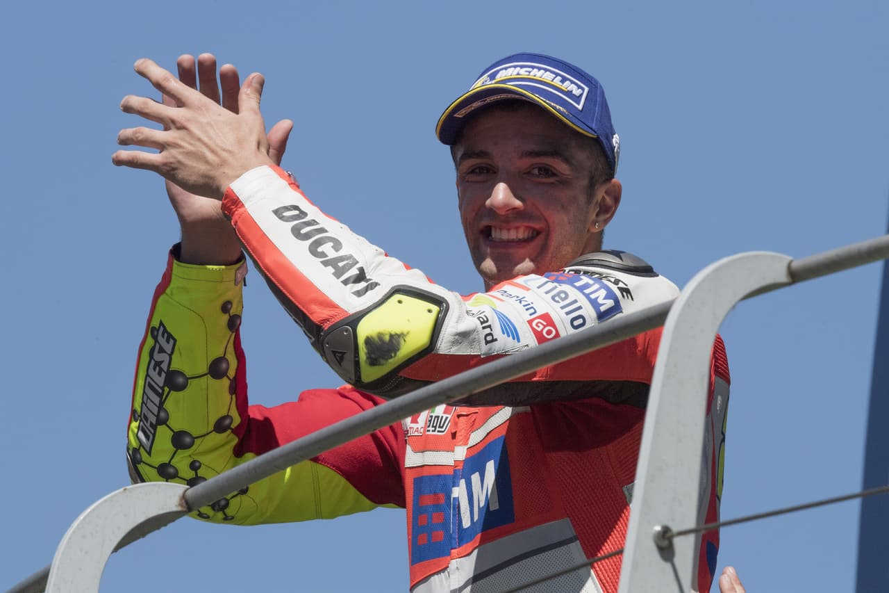 El italiano Andrea Iannone, piloto de Ducati, tiene la mayor velocidad de punta en Moto GP con un registro de 354,9 km/h durante las prácticas en el Gran Premio de Italia en 2016.